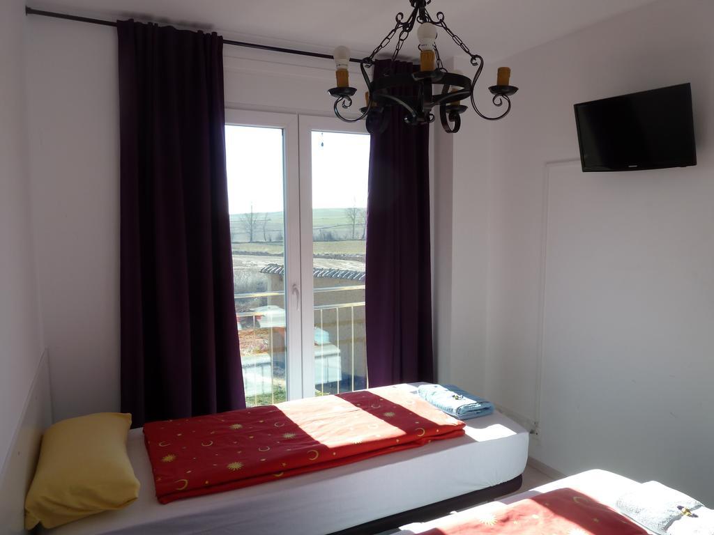 Hostal Moratinos Exterior photo